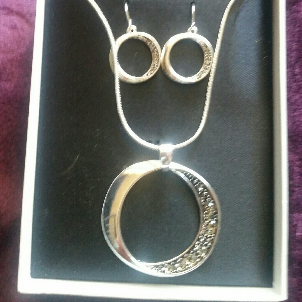 3/$22 Silver statement necklace matching earrings